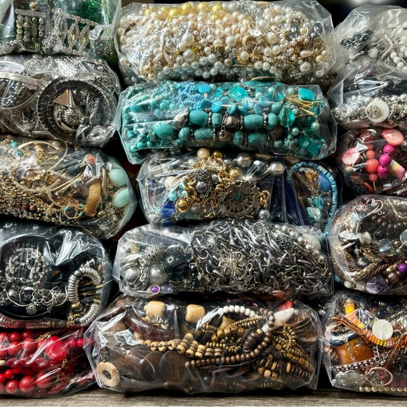 Estate Vintage to Modern Costume Jewelry 1 LB WEARABLE Grab Bag Resell Bulk Lot - Picture 4 of 16